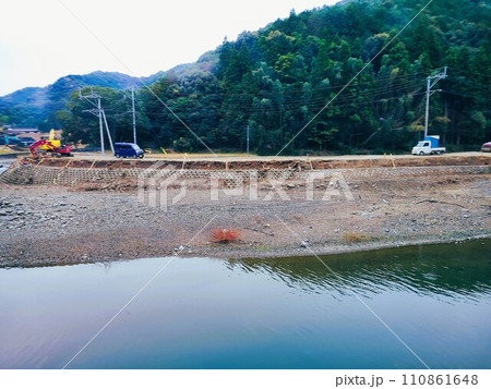 球磨川氾濫後の復旧工事状況　素材　背景 110861648