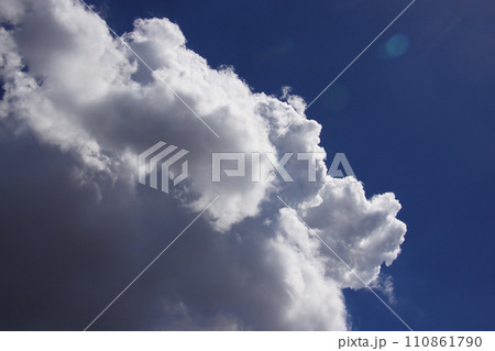 サンパウロの夏の雲と青空　ブラジル 110861790