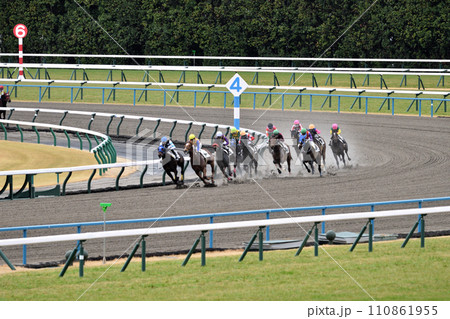京都競馬場ダート第4コーナー 110861955
