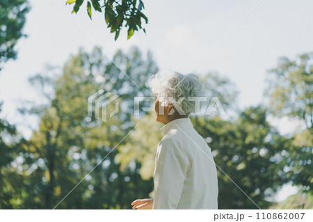 公園の60代女性 公園の60代女性 110862007