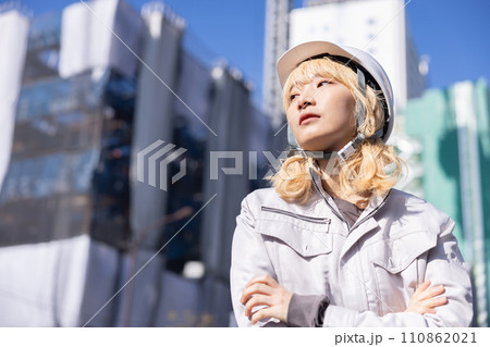 ビジネス 建設現場で働く作業服姿の女性 ビジネス 建設現場で働く作業服姿の女性 110862021