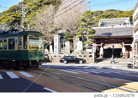 藤沢市　龍口寺仁王門と江ノ電車輛 110862079