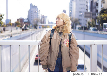 ストリートスナップ 若い女性のポートレート  ストリートスナップ 若い女性のポートレート  110862140