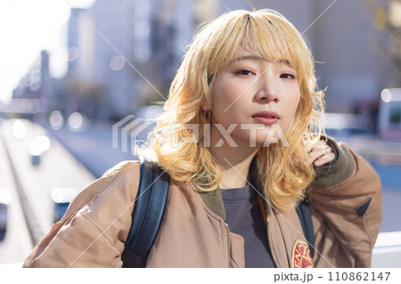 ストリートスナップ　若い女性のポートレート　 110862147