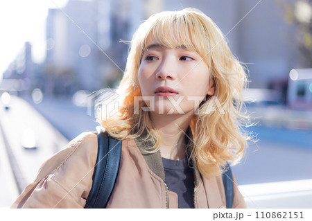 ストリートスナップ　若い女性のポートレート　 110862151