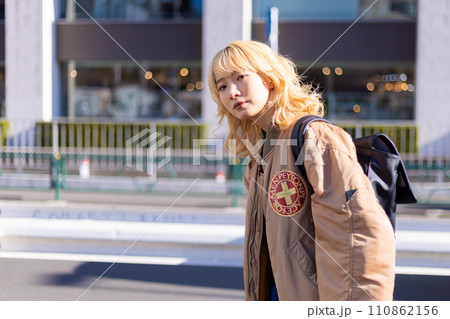 ストリートスナップ　若い女性のポートレート　 110862156