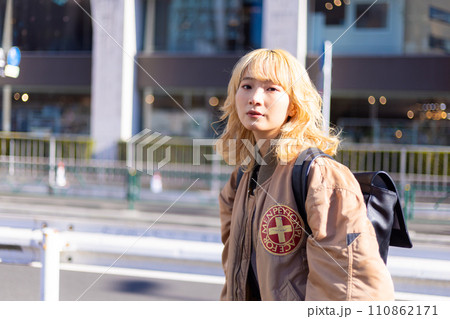 ストリートスナップ 若い女性のポートレート ストリートスナップ 若い女性のポートレート 110862171