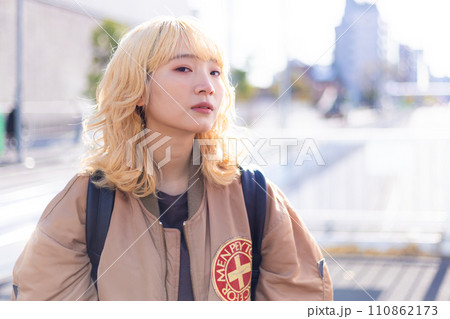 ストリートスナップ　若い女性のポートレート　 110862173