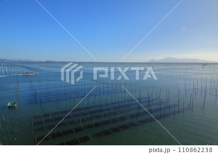 作業用の小舟が浮かぶ有明海の海苔養殖場の景色 110862238