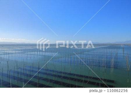 海上に養殖の海苔が浮かび上がる有明海の海苔養殖場の景色 海上に養殖の海苔が浮かび上がる有明海の海苔養殖場の景色 110862256