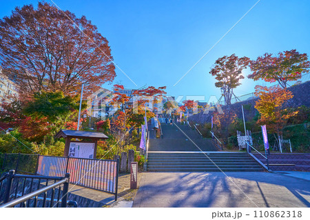 秋の群馬県伊香保町のだんだん広場(石段の始まり)から石段街方面を見る 秋の群馬県伊香保町のだんだん広場(石段の始まり)から石段街方面を見る 110862318