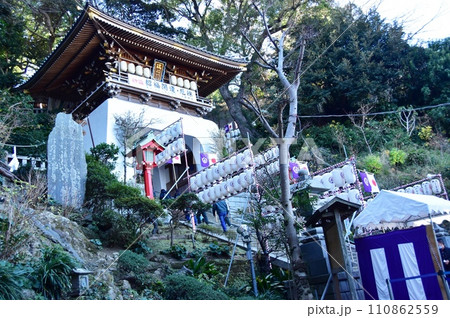 藤沢市 江の島正月風景 江島神社瑞心門 藤沢市 江の島正月風景 江島神社瑞心門 110862559