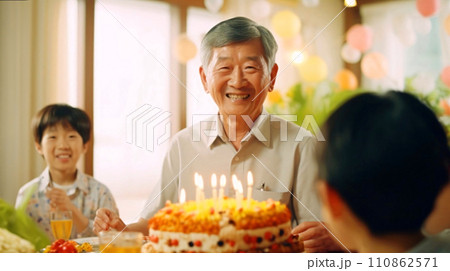 シニアと笑顔、お祝いのケーキと日本人男性　AI生成画像 110862571