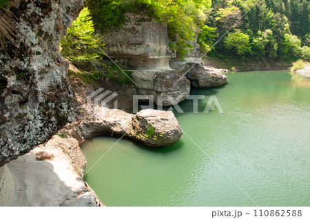 新緑の塔のへつり 110862588