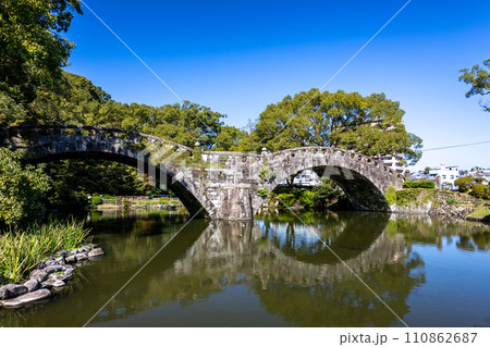 池に架かる眼鏡橋 110862687