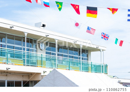 学校、保育園、幼稚園の校舎・園舎｜運動会イメージ 110862755