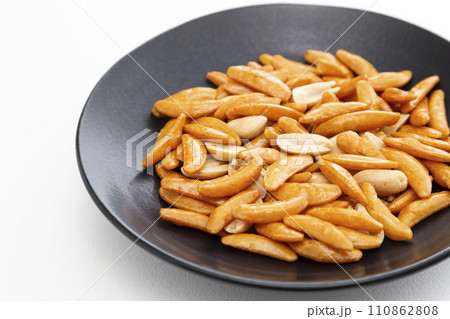 白背景に柿ピー 110862808