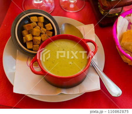 Vegetable cream soup with croutons Vegetable cream soup with croutons 110862875