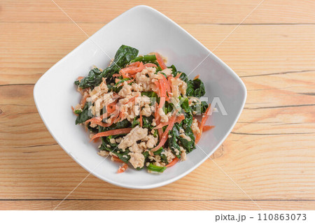 鶏の挽き肉とホウレン草の和え物 鶏の挽き肉とホウレン草の和え物 110863073