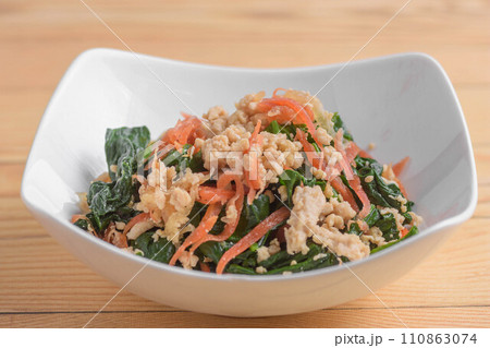 鶏の挽き肉とホウレン草の和え物 110863074