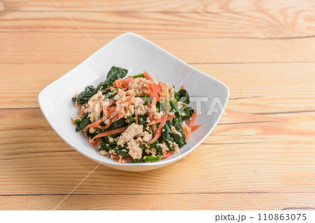 鶏の挽き肉とホウレン草の和え物 110863075