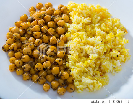 Spicy chickpeas with boiled rice 110863117
