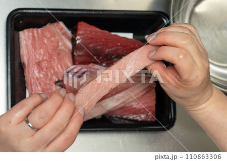 血合入りのまぐろ肉の下拵え 血合入りのまぐろ肉の下拵え 110863306