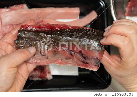 血合入りのまぐろ肉の下拵え 110863309