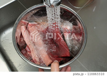 血合入りのまぐろ肉の下拵え〜血抜き作業 110863310