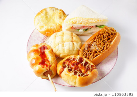 おいしい総菜パン 110863392