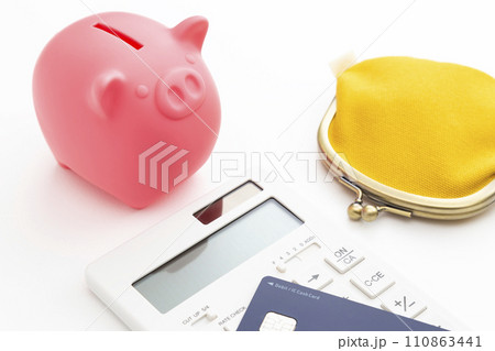 電卓と財布と貯金箱 110863441