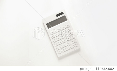 白い電卓が置かれたイメージ 110863882