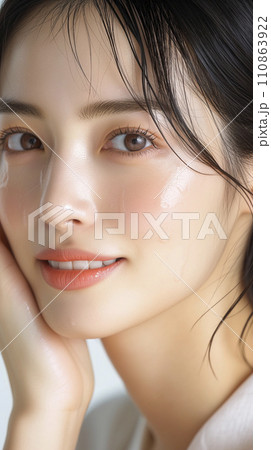 美容液を塗って肌に潤いがある女性の顔アップ（AI生成画像） 110863922