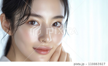 美容液を塗って肌に潤いがある女性の顔アップ（AI生成画像） 110863927