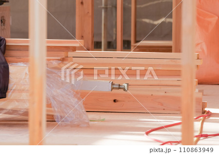 建築現場の足場 110863949