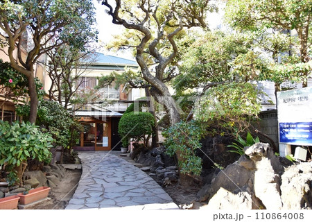 藤沢市　江ノ島・片瀬海岸の紀伊国屋旅館入口 110864008