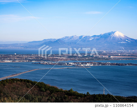 島根から見た冬の大山 110864154
