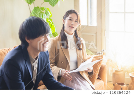 オフィスで働く若いビジネスウーマン 110864524