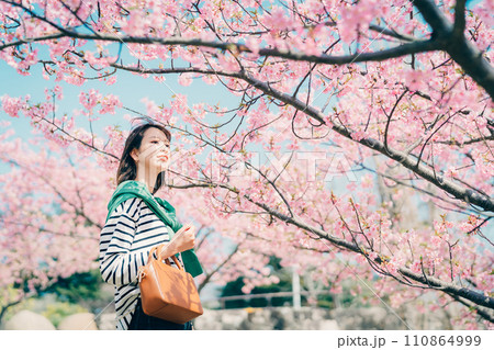河津桜と若い女性 110864999