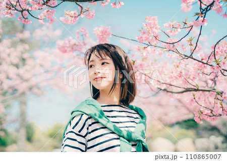 河津桜と若い女性 110865007