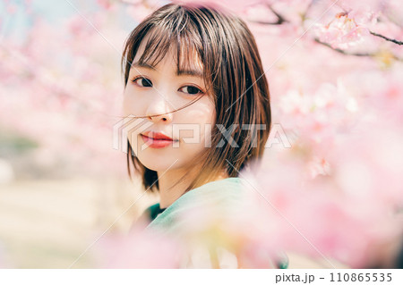 女性　ビューティー　桜 110865535