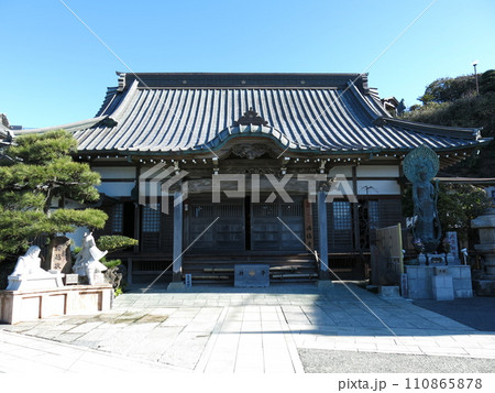 鎌倉市の満福寺(本堂・義経と弁慶の像) 鎌倉市の満福寺(本堂・義経と弁慶の像) 110865878