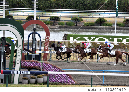 京都競馬場スタンド前の攻防 110865949
