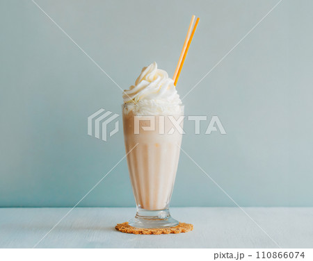 ミルクセーキとホイップクリームのデザート AI生成画像 ミルクセーキとホイップクリームのデザート AI生成画像 110866074