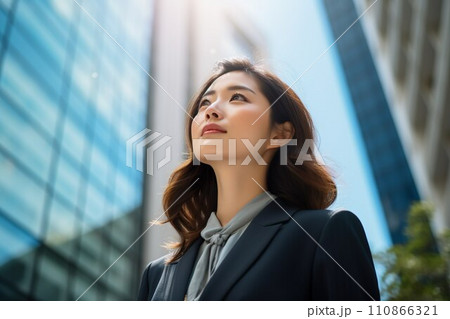 空を見上げる社会人02 110866321