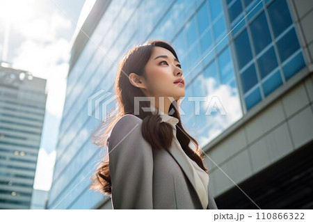 空を見上げる社会人03 110866322