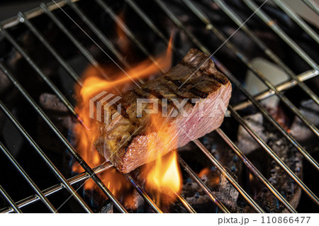 ローストビーフの仕込み風景 110866477