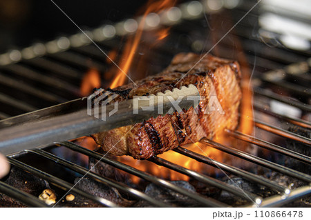 ローストビーフの仕込み風景 ローストビーフの仕込み風景 110866478