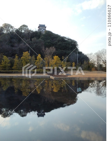 紅葉の間から見える城　冬の犬山城 110866827