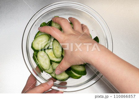 キュウリの浅漬け作り〜胡瓜を手で塩揉み作業 110866857